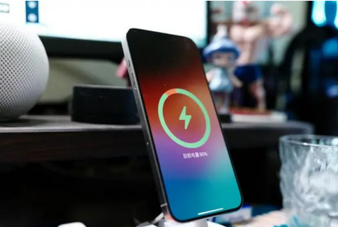 正蓝苹果15换屏服务分享用什么充电器给iPhone15充电更好 